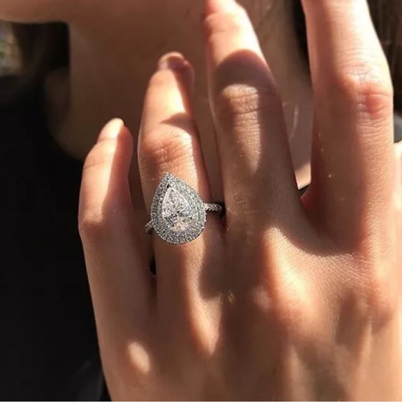 PRINCESS CUT PROMISE RING - Picture 9 of 11